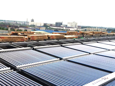 藍孔雀化纖廠大型太陽能熱水工程順利交付